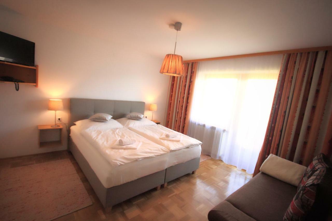 Hotel Pension Eichenhof Ried im Zillertal Bagian luar foto